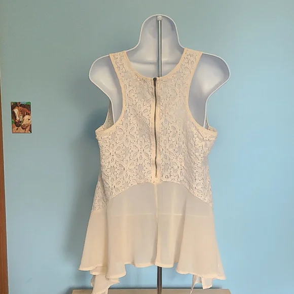 Ladie's Shirt. - Picture 2 of 6